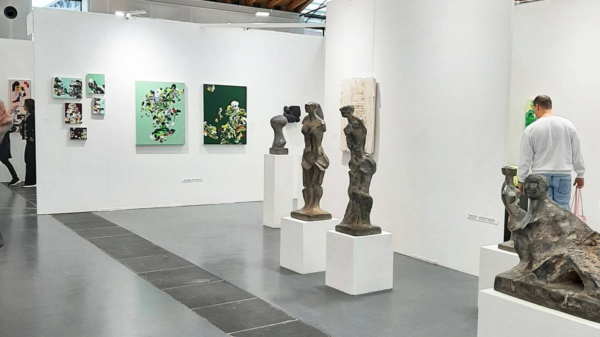Art Karlsruhe,
booth H4/P14 of the Art Vijion Gallery, St. Ulrich/Gröden,
Josef Kostner - sculptures (front),
Andrea M. Varesco - painting (background)