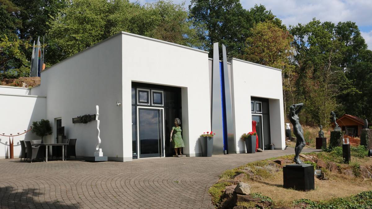 Andrea M. Varesco / painting - Andreas Krämmer / sculptures