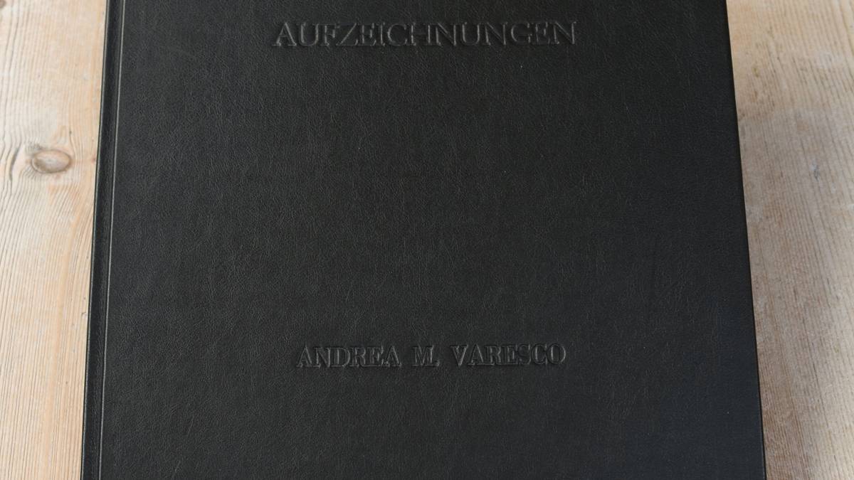 Libro d´artista legato in cuoio, 
fatto a mano,
dall´esterno,
tiratura: 7 esemplari