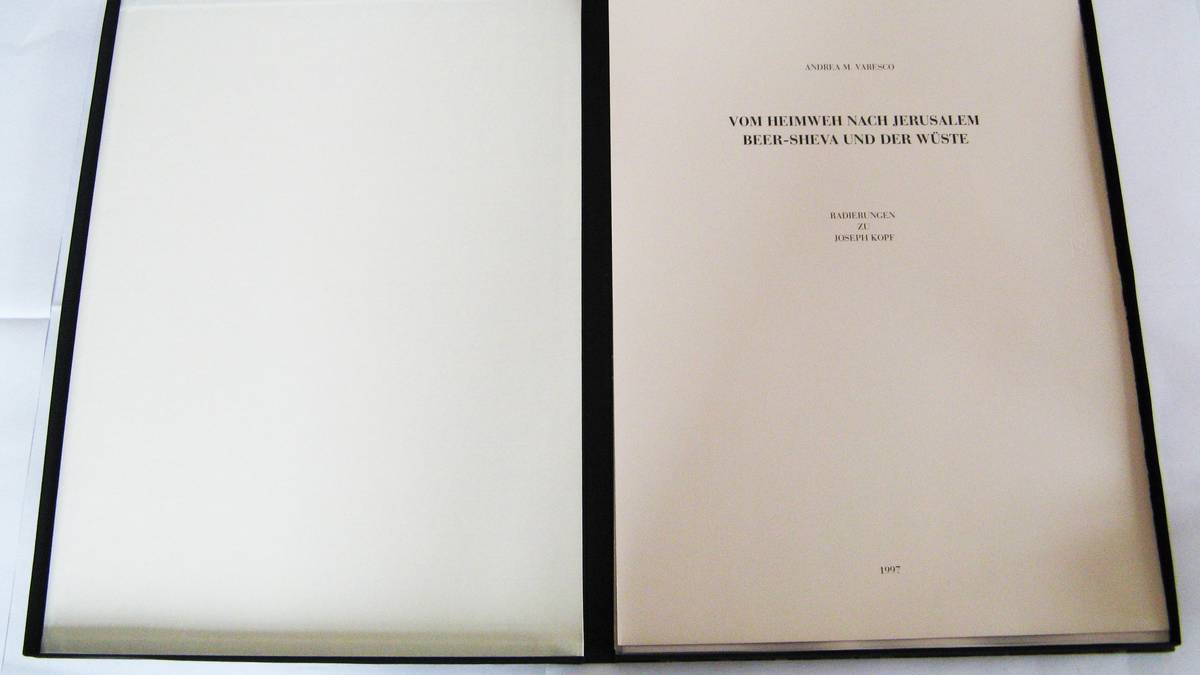 Edizione bibliofila in cassetta,
ciclo di incisioni sulle poesie di Joseph Kopf,
cassetta fatta a mano,
dall´interno,
tiratura: 10 esemplari + e.a. II