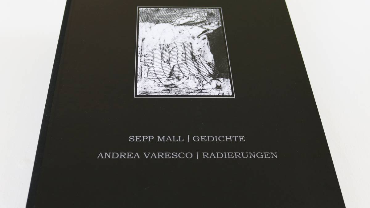 Edizione bibliofila in cassetta,
ciclo incisioni sulle poesie di Sepp Mall,
cassetta fatta a mano,
dall`esterno,
tiratura: 12 esemplari + e.a. II